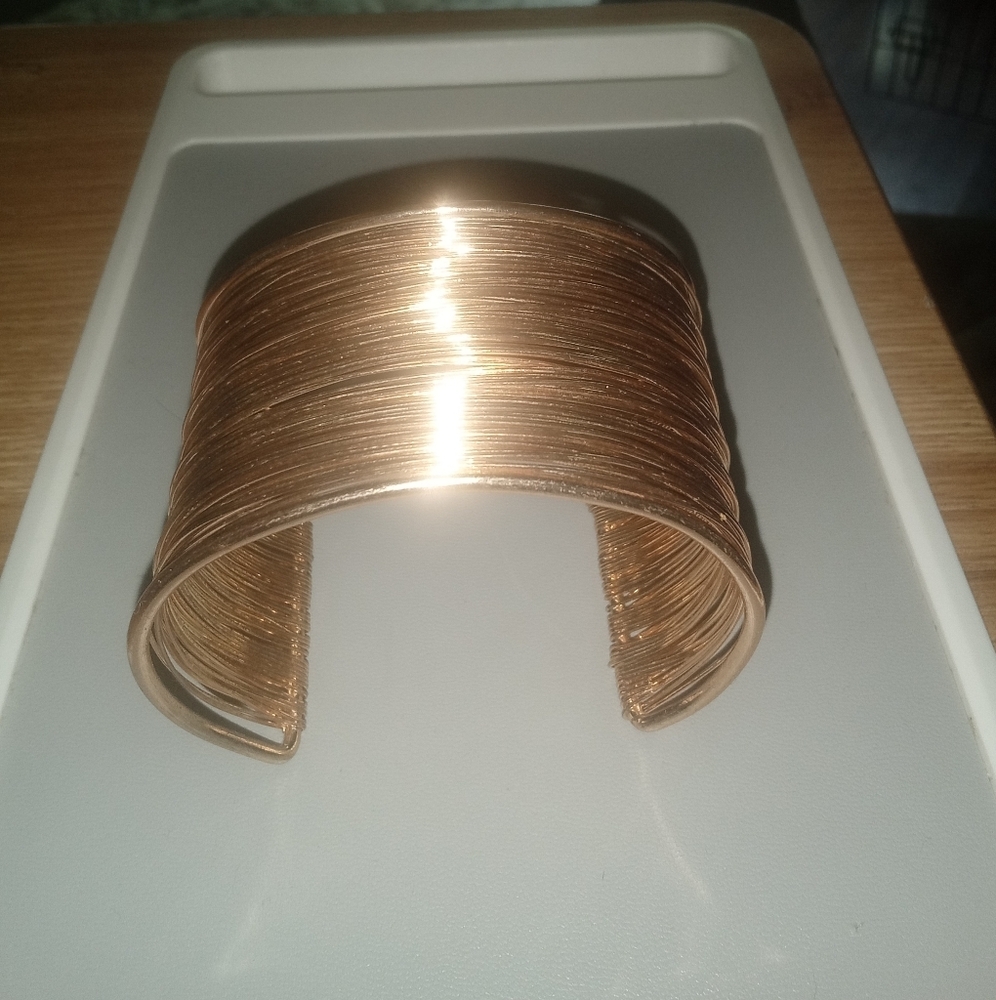 Elegant Gold Wire Bracelet